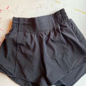 NWOT Lululemon Hotty Hot shorts 4.5 color black